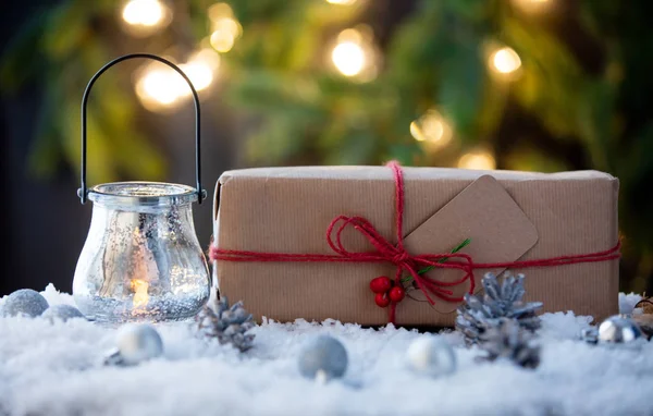 Weihnachtsgeschenke und Laternen im Schnee — Stockfoto