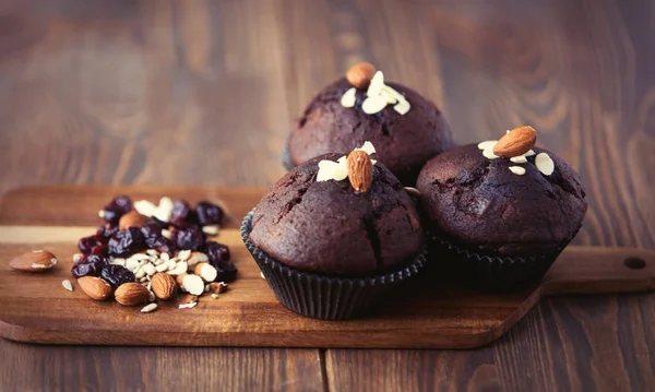 Muffin au chocolat sur une table — Photo