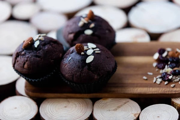 Choklad muffins på ett bord — Stockfoto
