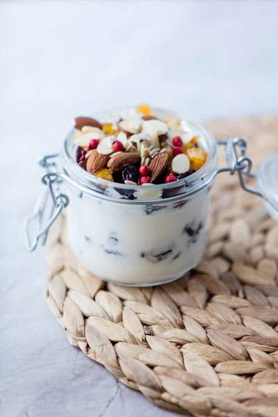 Hemgjord yoghurt eller gräddfil — Stockfoto