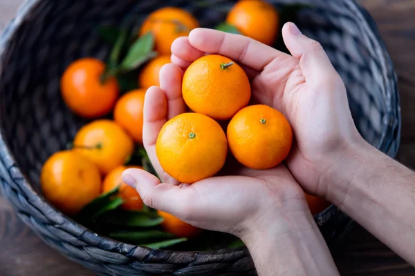 Naranja en manos humanas —  Fotos de Stock