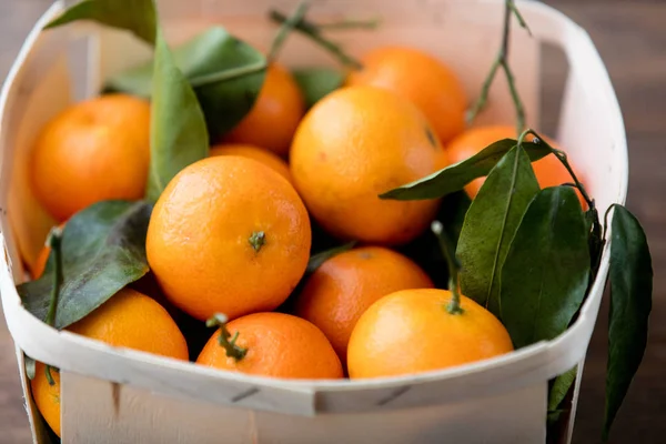 Naranja cruda con hojas —  Fotos de Stock