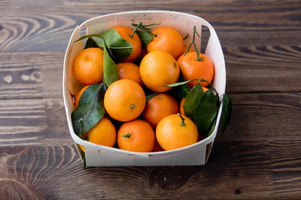 Φυσικό πορτοκαλί με φύλλα — Φωτογραφία Αρχείου