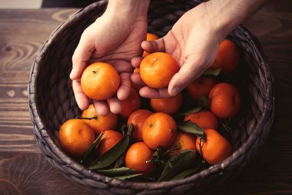 Naranja natural en manos humanas —  Fotos de Stock