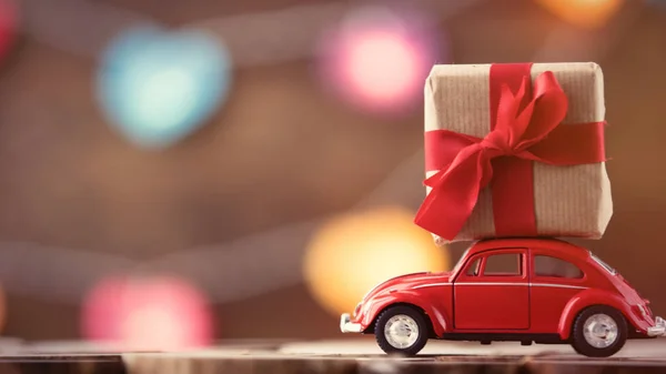 Auto con piccolo regalo — Foto Stock
