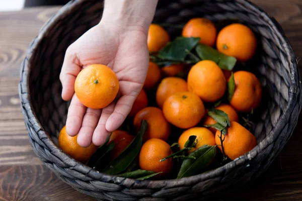 Naranja natural en manos humanas —  Fotos de Stock