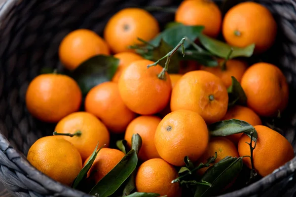 Natürliche Orange mit Blättern — Stockfoto