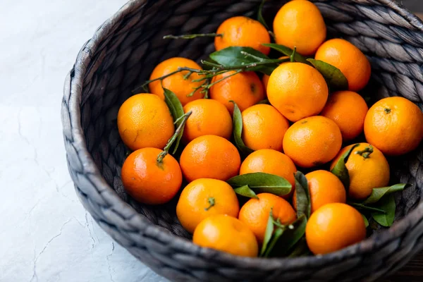 Naranja cruda con hojas —  Fotos de Stock