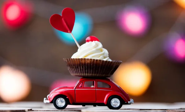 컵 케이크와 함께 장난감 자동차 — 스톡 사진