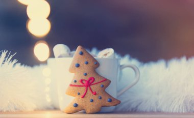 Bir fincan kremalı sıcak çikolata.