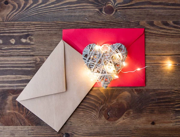 Envelope vermelho com brinquedo em forma de coração — Fotografia de Stock