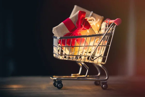 Shopping cart and gift — Stock Photo, Image