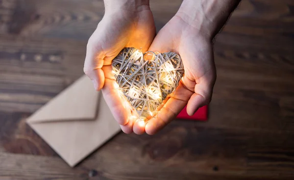 Adam tutmak bir kalp şekli oyuncak 