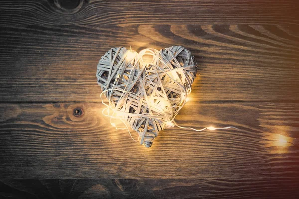 Іграшка у формі серця з казковим вогнем — стокове фото