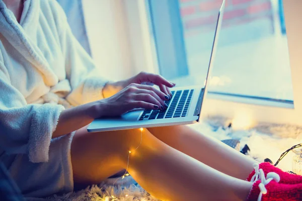 Beyaz kadın bir posta üstünde laptop yazma