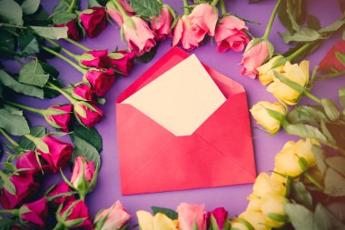 Gül çiçek ve zarf 