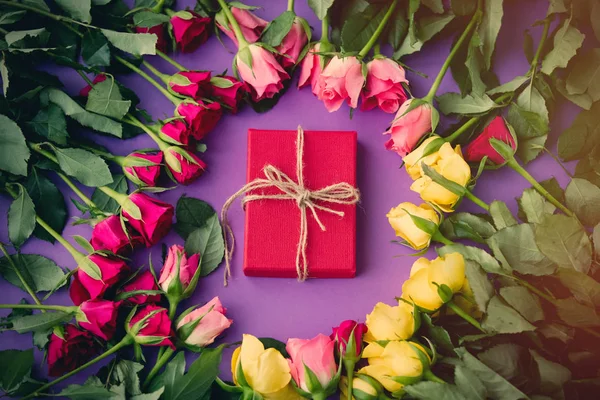 Flores de rosa y caja actual —  Fotos de Stock