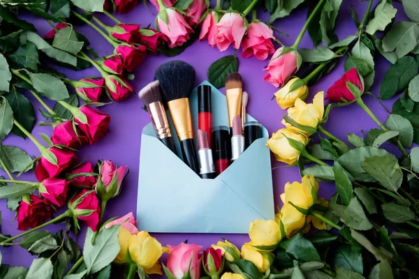 Rosa blommor och smink kosmetika — Stockfoto