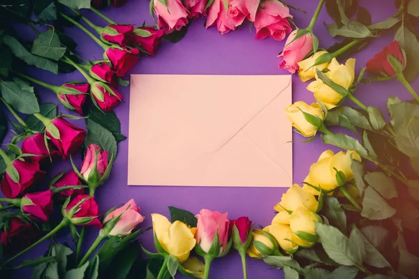 Цветы и конверт — стоковое фото