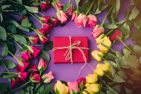 Roze bloemen en huidige vak — Stockfoto