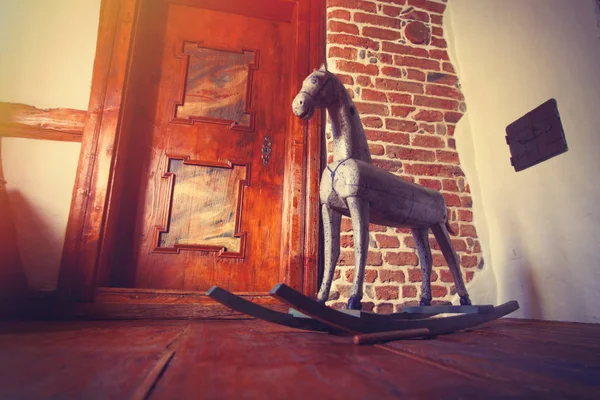 Giocattolo cavallo in vecchia casa — Foto Stock