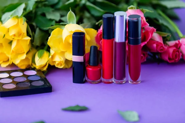 Rosa flores e maquiagem cosméticos — Fotografia de Stock