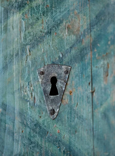 Hole in a wooden door — Stock Photo, Image