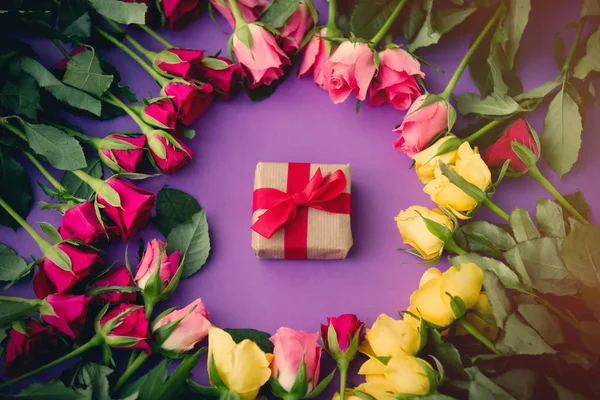 Roze bloemen en huidige vak — Stockfoto