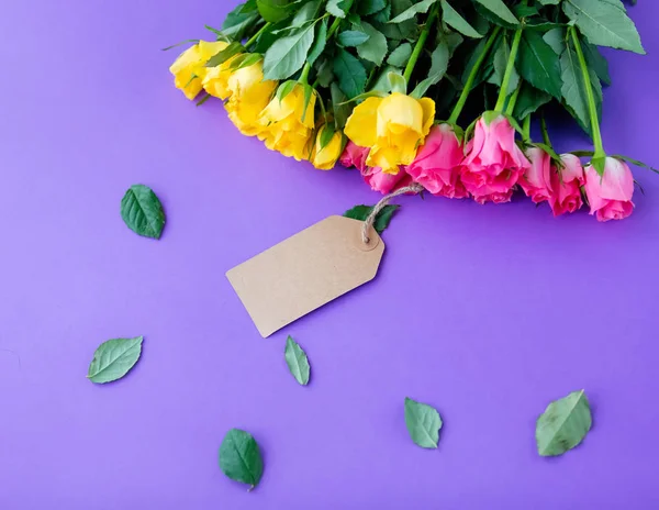 Flores de rosa con etiqueta —  Fotos de Stock