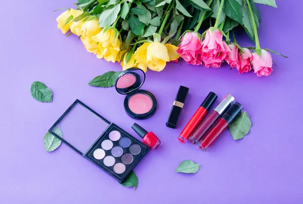 Fleurs roses et cosmétiques de maquillage — Photo