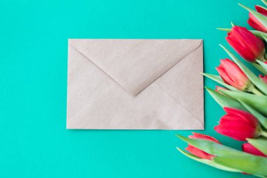 kırmızı lale buketi ve zarf 