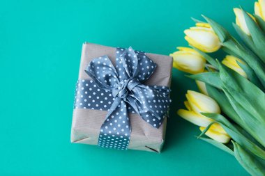 Lale buketi ve hediye kutusu 