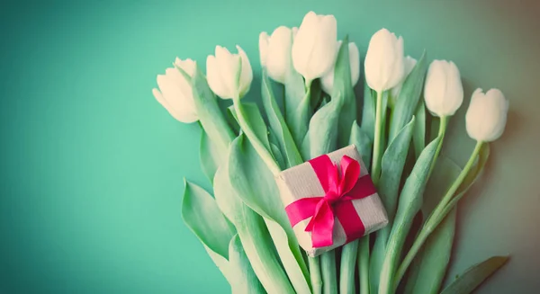 Bouquet de tulipes et boîte cadeau — Photo