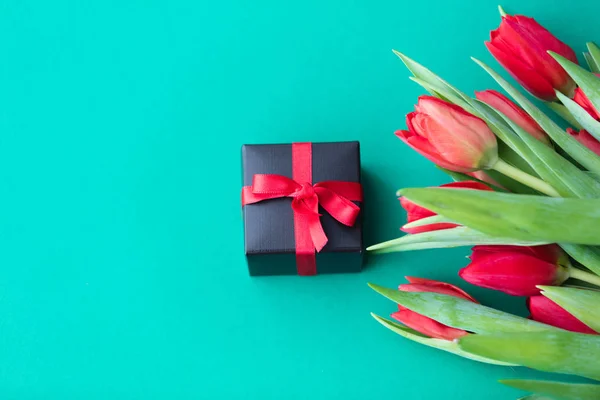Bouquet de tulipes et boîte cadeau — Photo
