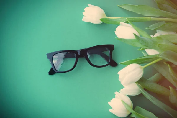 Черные очки и белые тюльпаны — стоковое фото