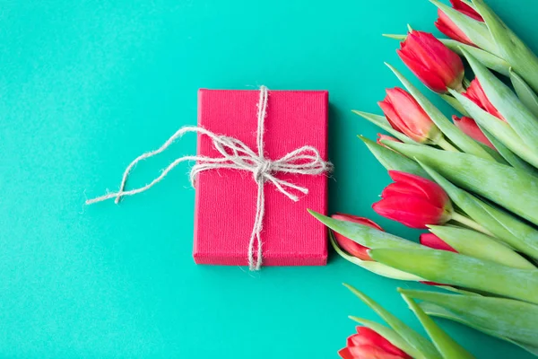 Ramo de tulipanes y caja regalo —  Fotos de Stock