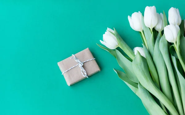 Bouquet de tulipes et boîte cadeau — Photo