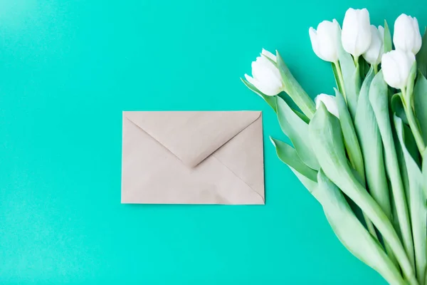 Bouquet de tulipes blanches et enveloppe — Photo
