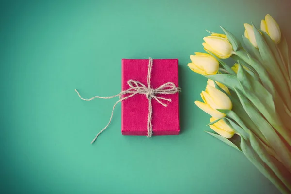 Tulpen boeket en geschenk doos — Stockfoto