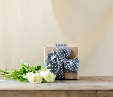 Hediye kutusu ve ve gül buketi 