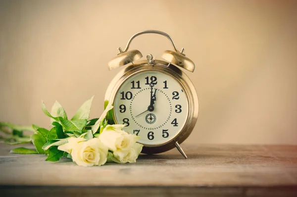 Ρετρό ρολόι ξυπνητήρι και τριαντάφυλλα — Φωτογραφία Αρχείου