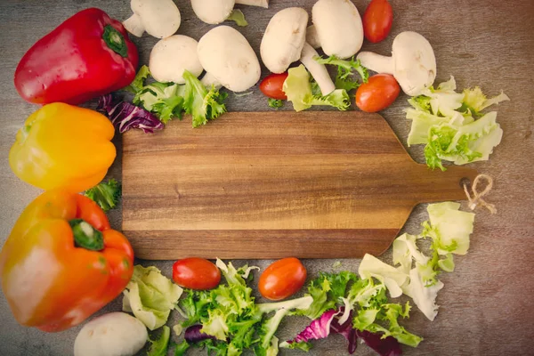 Bestuur en groenten koken — Stockfoto