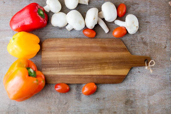 Bestuur en groenten koken — Stockfoto