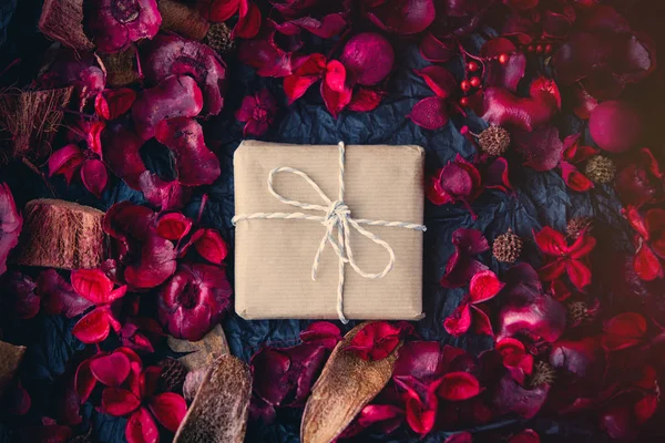 장미 꽃잎과 선물 상자 — 스톡 사진