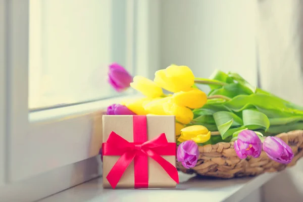 Vackra tulpaner och gåva — Stockfoto