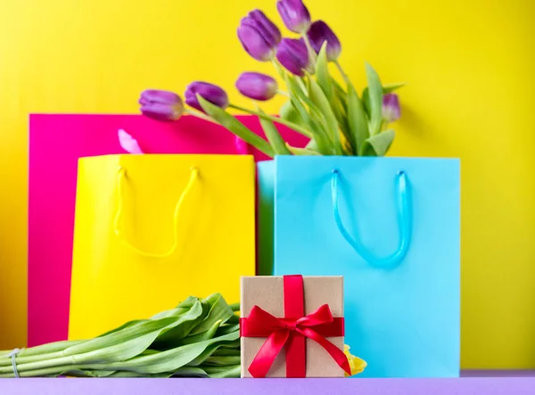 Shopping tassen en klein cadeautje — Stockfoto