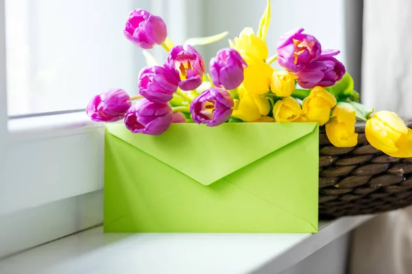 Manojo de tulipanes y sobre — Foto de Stock