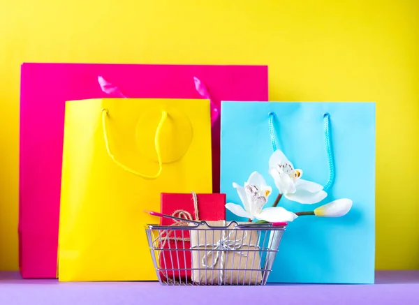 Bolsas de compras con pequeños regalos — Foto de Stock