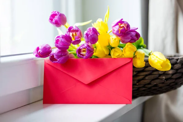 Kilka tulipany i koperty — Zdjęcie stockowe