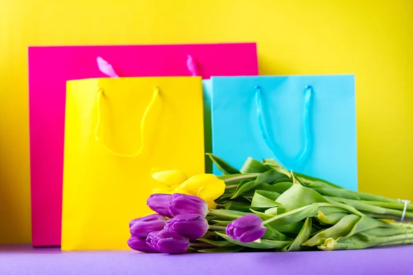 Einkaufstaschen und Tulpen — Stockfoto